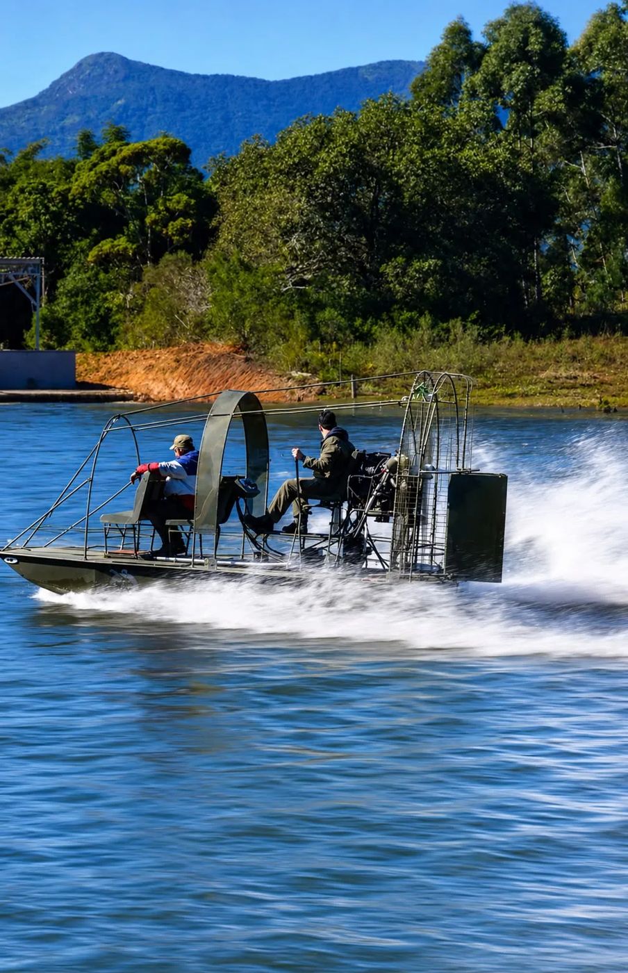 Aerobarco em alta velocidade levantando água no lago do parque