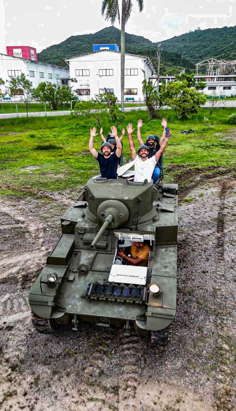 Visitantes sobre o tanque no Campo de Blindados