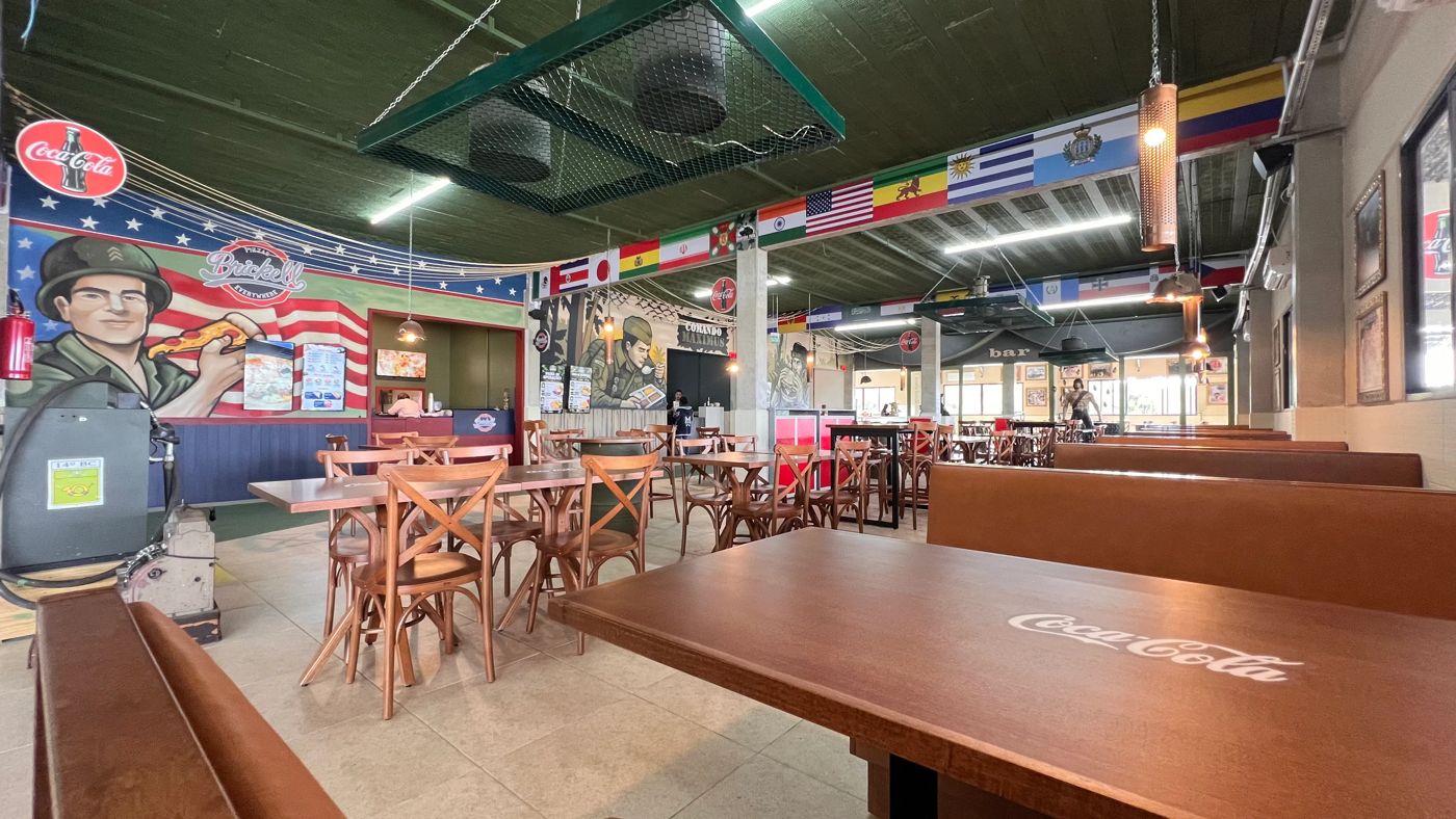 Salão do Rancho com murais militares e bandeiras